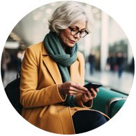 Bernafon hoortoestel gebruiker met smartphone in een openbare ruimte