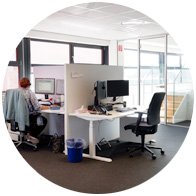 Werken bij een modern callcenter met computerwerkstations en lichte kantooromgeving