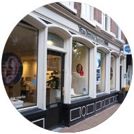 Audicienswinkel met etalage en zicht naar binnen
