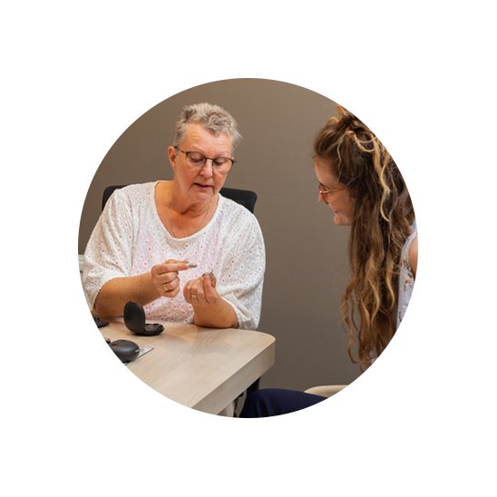 Hoe word je audicien? Uitleg over het gebruik van hoortoestellen tijdens een consult.