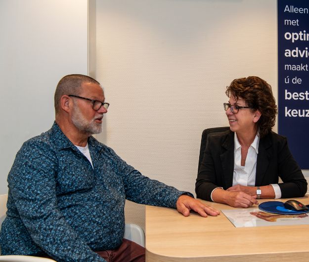 Jolanda audicien bij Audika die in gesprek is met een klant