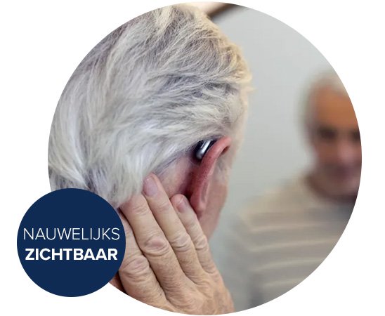 Nauwelijks zichtbaar hoortoestel achter het oor