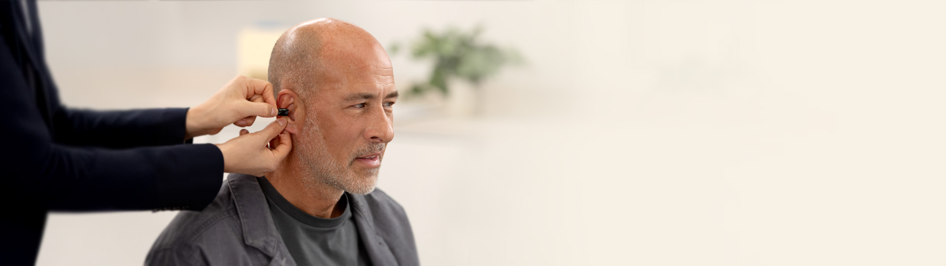 Gehoorapparaat fitting bij oudere man door audioloog