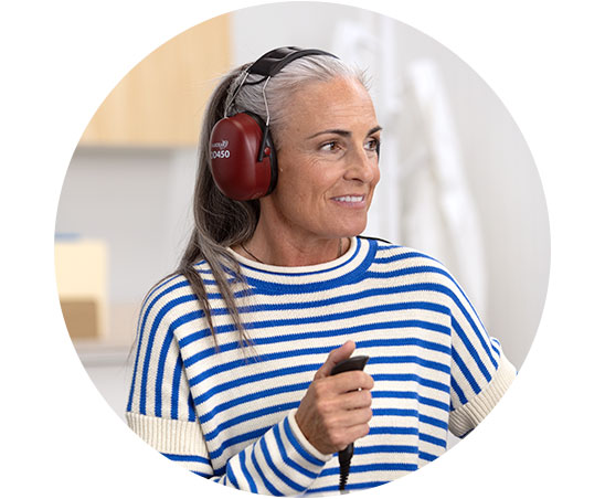 gehoortest met koptelefoon en responshulp