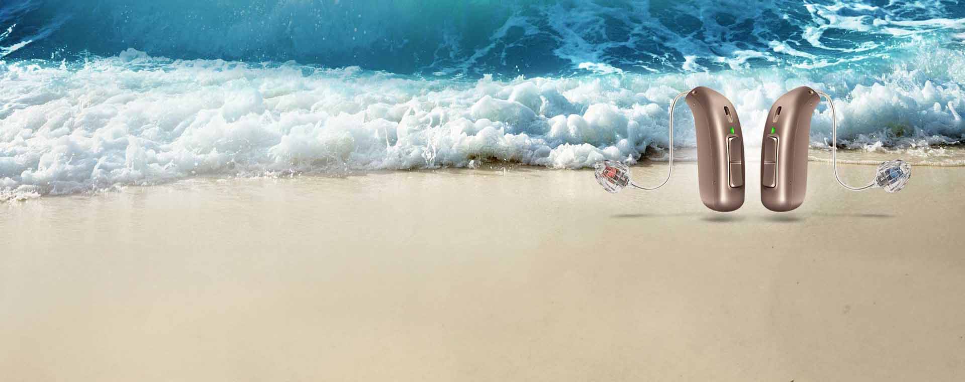 Tinnitus gehoorapparaten met ingebouwde tinnitusmaskeerder op een strand met golven op de achtergrond