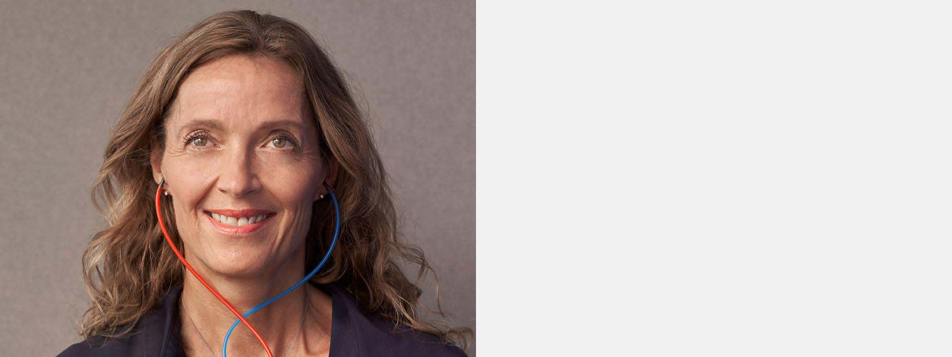Vrouw doet een gehoortest met kleurrijke audiokabels om leeftijdsgebonden gehoorverlies te controleren