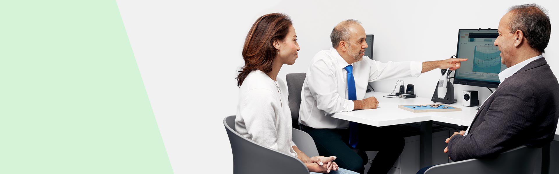 Gehoorspecialist geeft advies aan stel over gehoorverlies en hooroplossingen.
