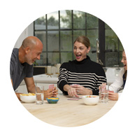 Afbeelding van mensen die praten in een groep