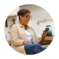 afbeelding van man die naar een telefoon kijkt