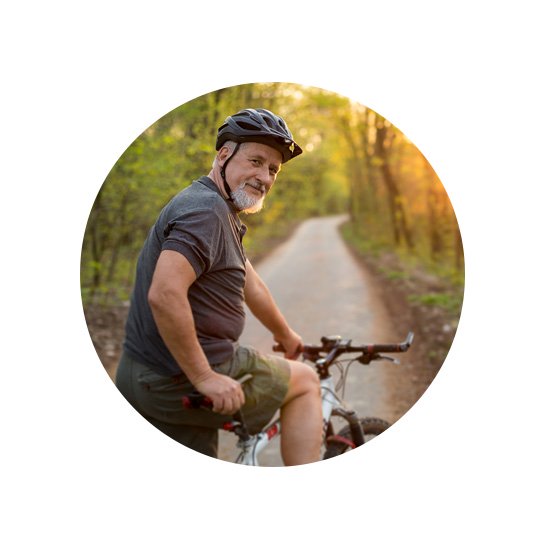 Fietser met hoortoestel geniet van een rustige bosweg bij zonsondergang