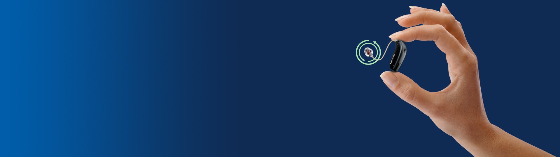 Filter van een gehoorapparaat vervangen met een hand die het apparaat vasthoudt.