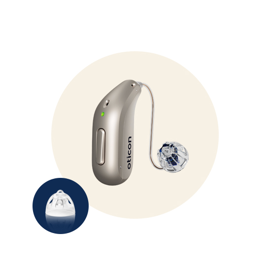 Domes reinigen van Oticon hoortoestel voor optimale geluidskwaliteit
