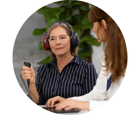 Vrouw doet een gehoortest om hyperacusis vast te stellen