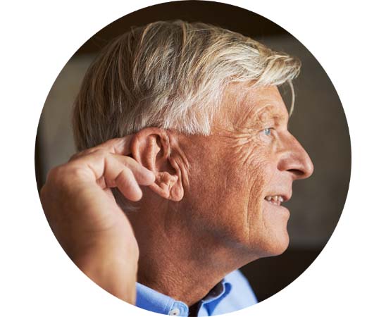 Man past zijn hoortoestel aan