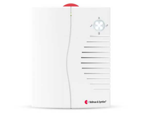 Een witte Bellman & Symfon-waarschuwingseenheid met ventilatieroosters functioneert als visuele en auditieve signaleringshulpmiddel, voorzien van een rode knop bovenop, ideaal voor gehoorzorgtoepassingen. Tekst: 'Bellman & Symfon'.