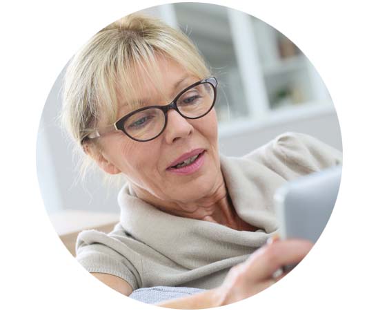 Afbeelding van een vrouw die op haar tablet zit