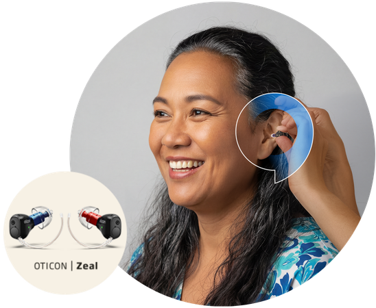 Een mevrouw die de Oticon Zeal in krijgt. Daarnaast een cirkel met de Oticon Zeal uitgelicht