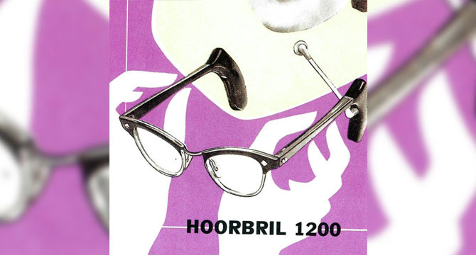 Een retro hoorbril met ingebouwde gehoorapparaten is in focus. De bril zweeft boven paarse achtergrond met witte silhouetten van handen. Tekst: 'HOORBRIL 1200'. Context toont geen merken.