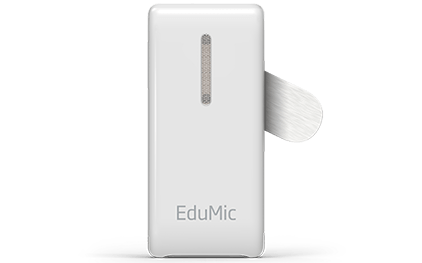 Een witte Oticon EduMic microfoon met verticale ventilatieopening en opklapbare clip, ontworpen voor verbeterd geluidsoverdracht in onderwijsomgevingen, tegen een effen achtergrond. Tekst op het apparaat: 'EduMic'.