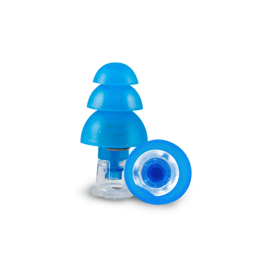 Twee blauwe oordopjes met een gelaagd design; één staat rechtop, de ander ligt horizontaal met de opening zichtbaar, geplaatst tegen een neutrale witte achtergrond.