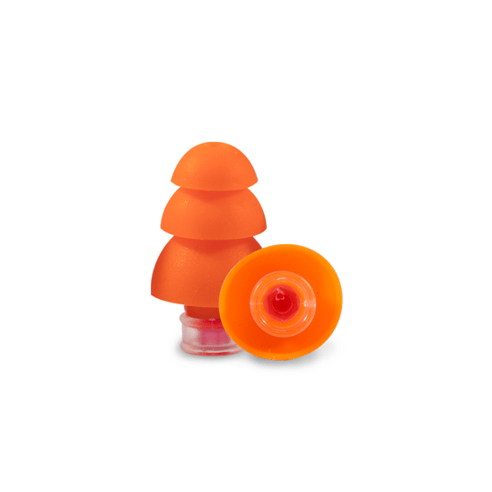 Oranje herbruikbare oordoppen met drie lamellen, gepositioneerd rechtop en liggend, op een witte achtergrond. Ideaal voor gehoorbescherming in omgevingen met veel lawaai zoals concerten of werkplaatsen.