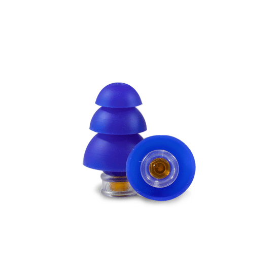 Twee blauwe oordoppen met gele filters, ontworpen in een drievoudige laagstructuur, liggen in een witte, minimalistische achtergrond. Geschikt voor gehoorbescherming en geluiddemping in diverse omstandigheden.