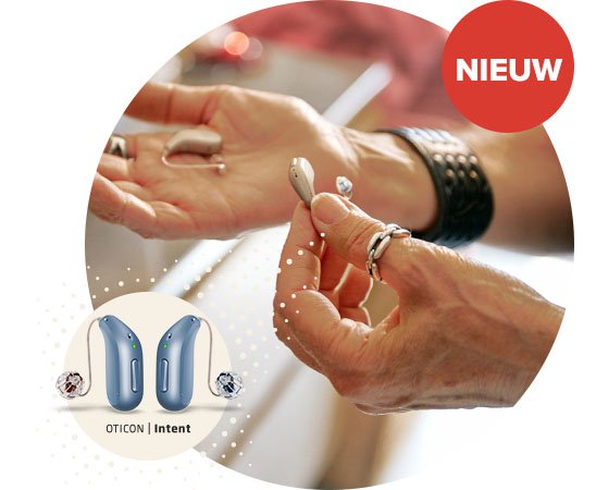 Nieuw Oticon hoortoestel Intent vastgehouden in hand, met close-up van ontwerp en technologie.