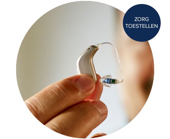 Afbeelding van een gehoorapparaat met tekst: zorg toestellen