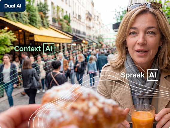 Een vrouw die op een terras zit met een hoortoestel met Dual AI