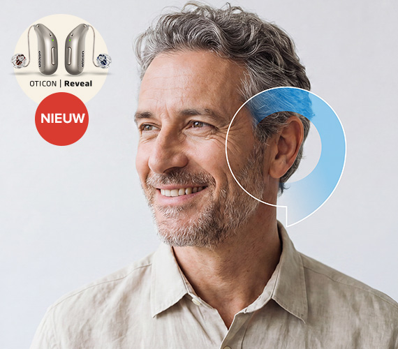 Man met de Oticon Reveal in en daarbij een cirkel met de Oticon Reveal