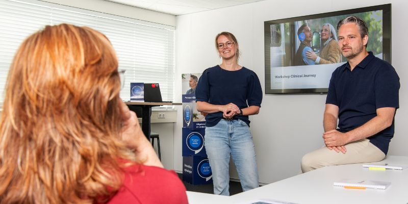 Ron & Mariëlla die een presentatie geven