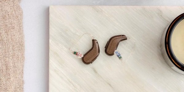 Aparat słuchowy Oticon Intent™.