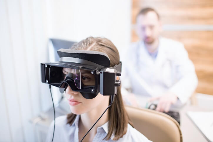 Badanie błędnika metodą VNG przeprowadzane przez specjalistę w gabinecie audiologicznym.