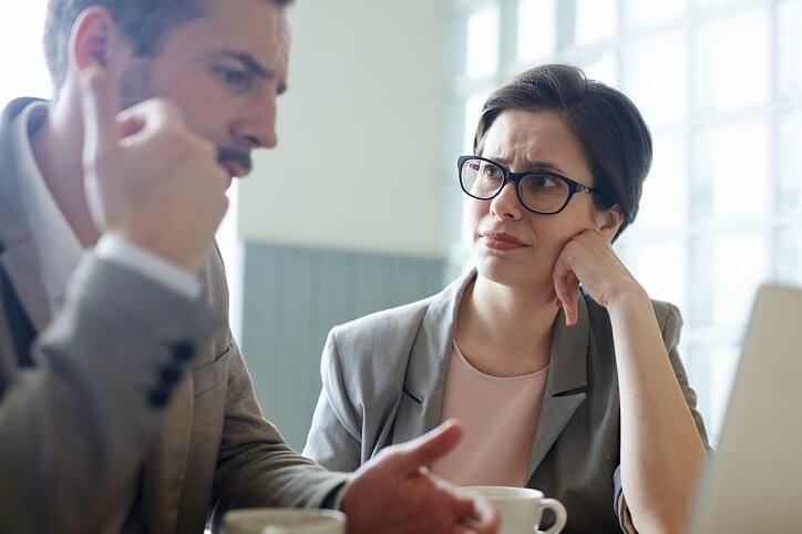 Kobieta konsultuje się ze specjalistą w sprawie badania słuchu w nowoczesnym gabinecie.