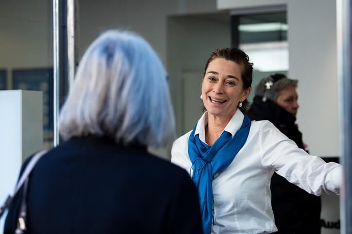 Protetyk słuchu rozmawiający z klientką w gabinecie.