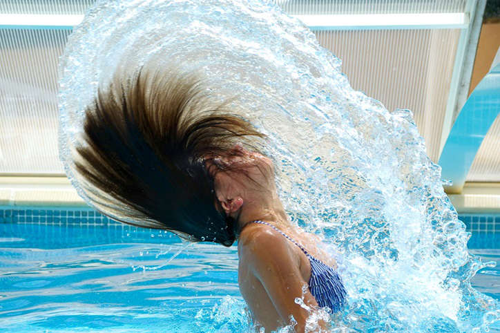 Woda w uchu po pływaniu – częsty problem prowadzący do zatkania ucha.