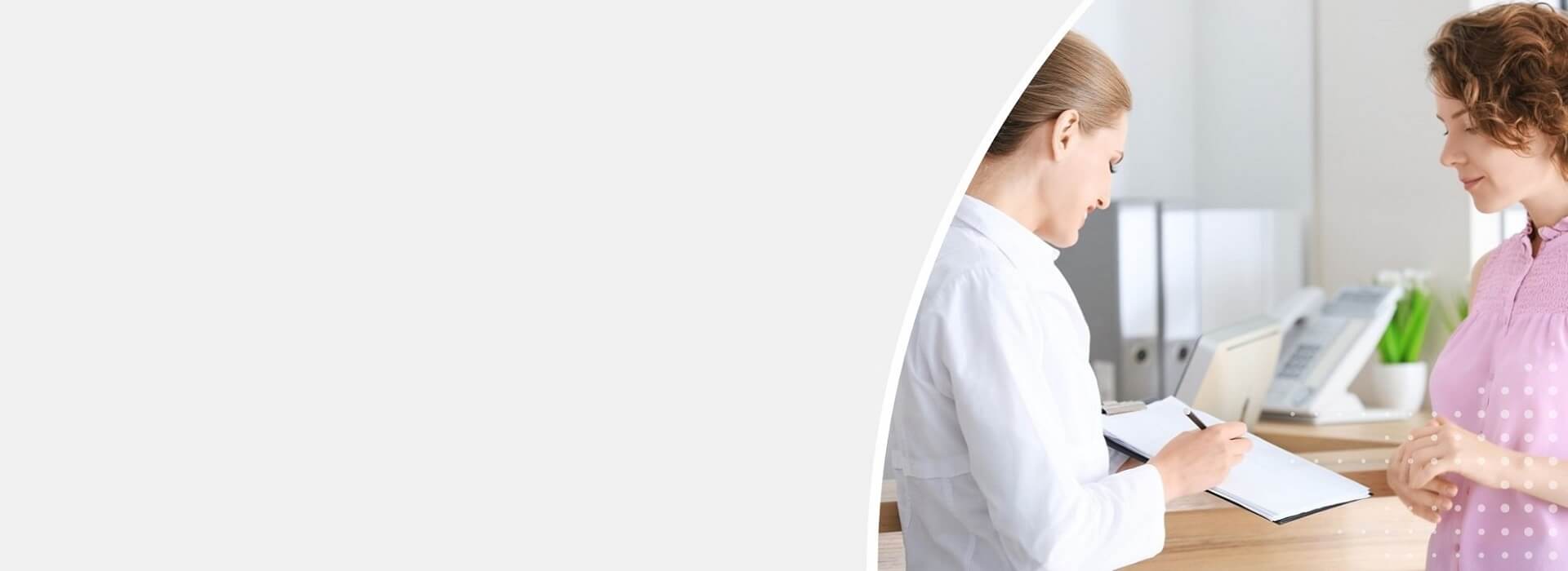 Specjalista słuchu podczas konsultacji z pacjentką w Centrum Medycznym Audika.