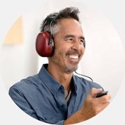 Specjalista przeprowadzający badanie słuchu w Audika.