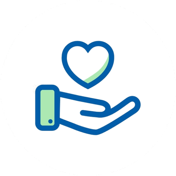 Wyciągnięta dłoń trzymająca serce, symbol troski i wsparcia, na białym tle.