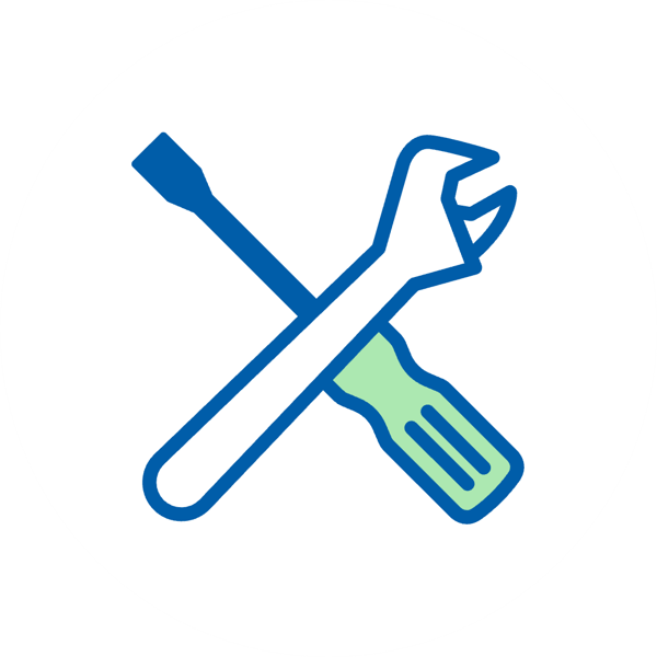 Skrzyżowany śrubokręt i klucz płaski na białym tle.