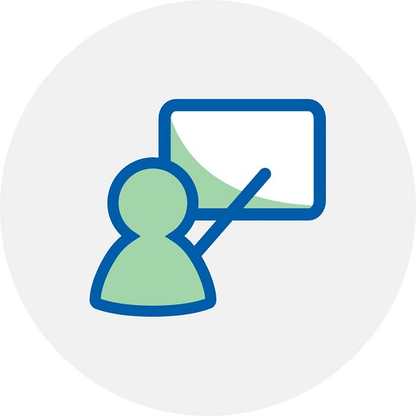 Ikona trenera prowadzącego szkolenie z tablicą na szarym tle.