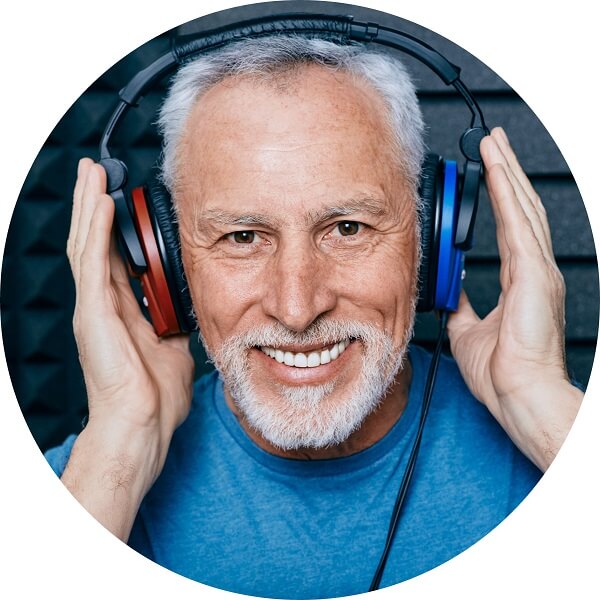 Mężczyzna w słuchawkach podczas badania słuchu w Audikabusie.