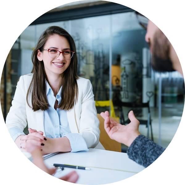 Specjalista ds. opieki słuchowej omawia z menedżerem możliwości rozwoju kariery w Audika.