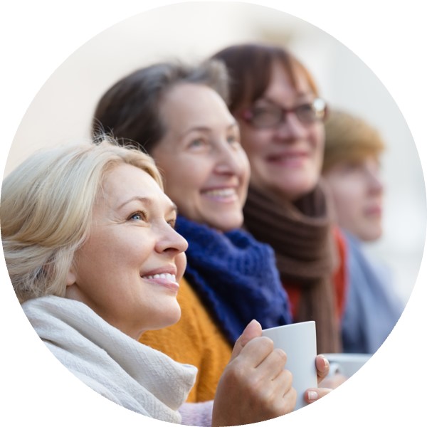 Kobiety noszące aparaty słuchowe z indywidualnymi wkładkami usznymi, spędzające wspólnie czas.