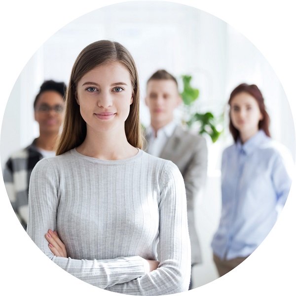 Pracownicy Audika stojący w biurze na tle jasnego wnętrza.