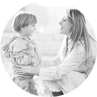 Kobieta mówi do swojego dziecka z wrodzonym ubytkiem słuchu.