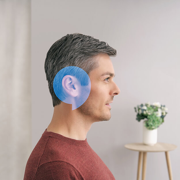 Mężczyzna korzystający z technologii wspomagającej radzenie sobie z szumami usznymi.