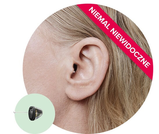 Dyskretny aparat słuchowy wewnątrz przewodu słuchowego, niemal niewidoczny dla oka.