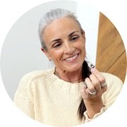 Kobieta cierpiąca na szum w uszach.