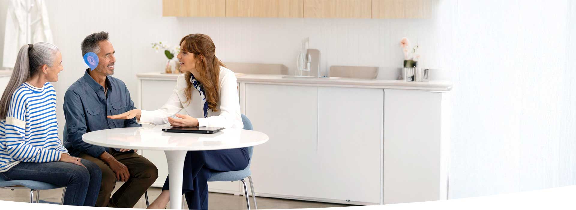 Para konsultuje się z protetykiem słuchu w nowoczesnym gabinecie.
